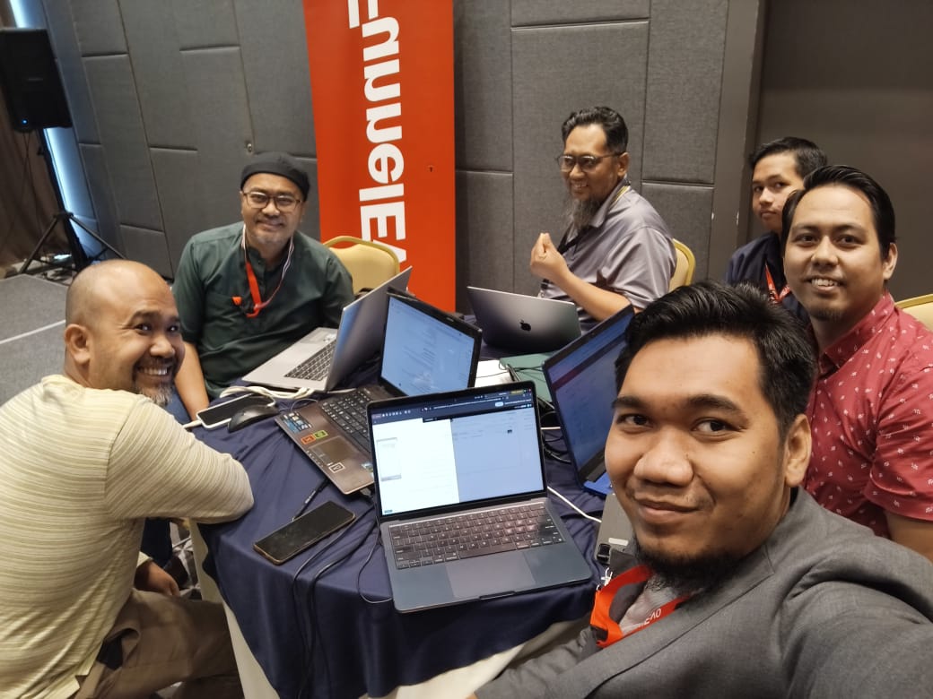 Pasukan Bijak AI membina projek automasi bersama semasa sesi latihan