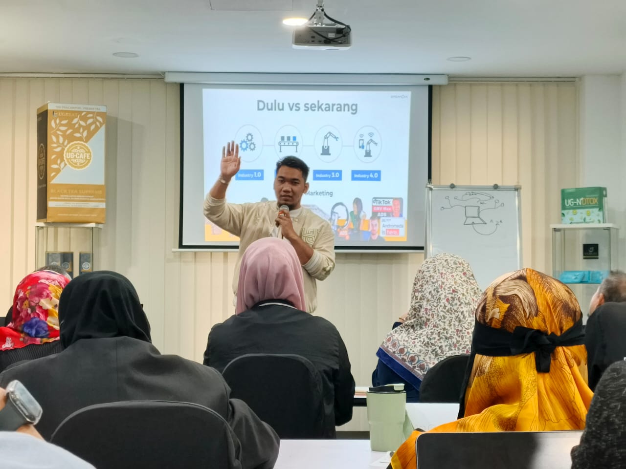 Sesi kelas Bijak AI bersama peserta mengikuti pembentangan pemasaran digital